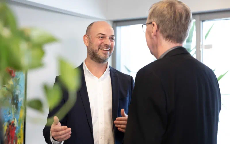 Michael Carstens fra Redmark i samtale med en kollega